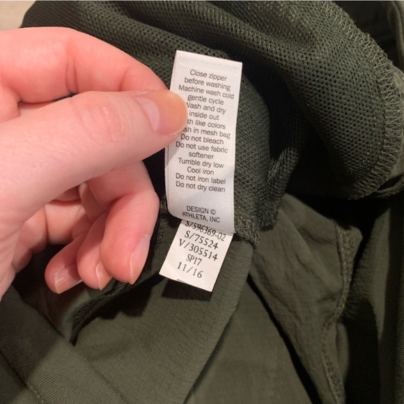 Athleta Green Cargo Shorts Size 8 - Picture 9 of 9